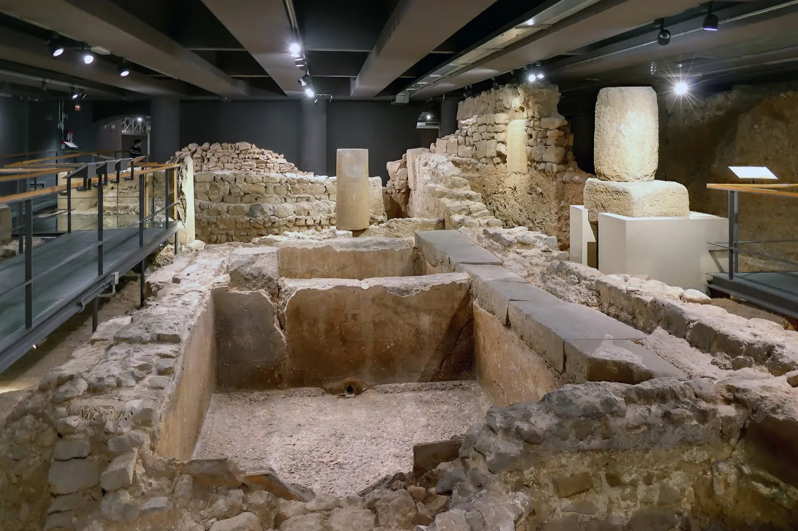 Museo de Historia de Barcelona. Plaza del Rey - Fotografía 1
