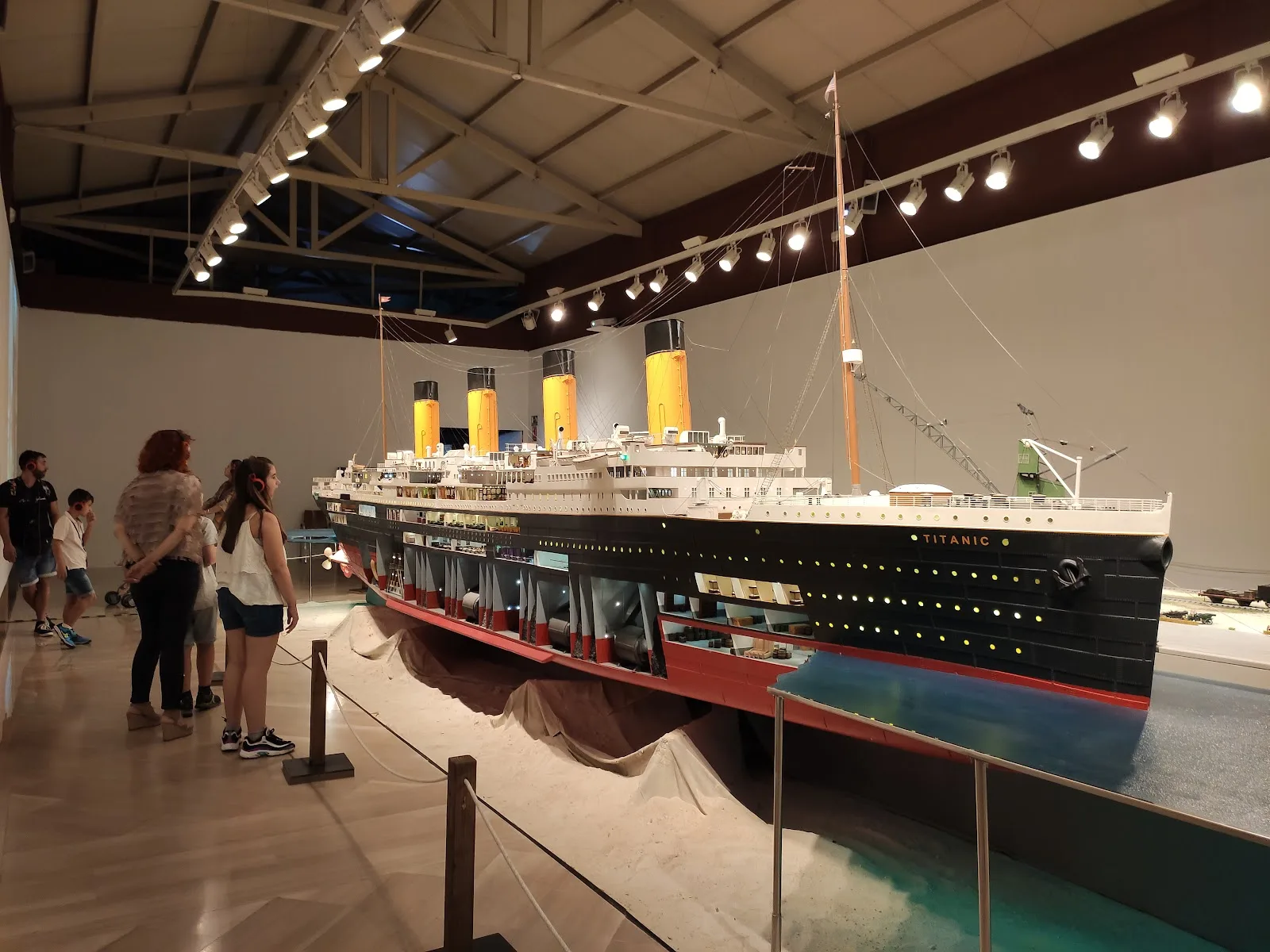 Sala de Exposiciones de la Lonja del Pescado - Fotografía 3