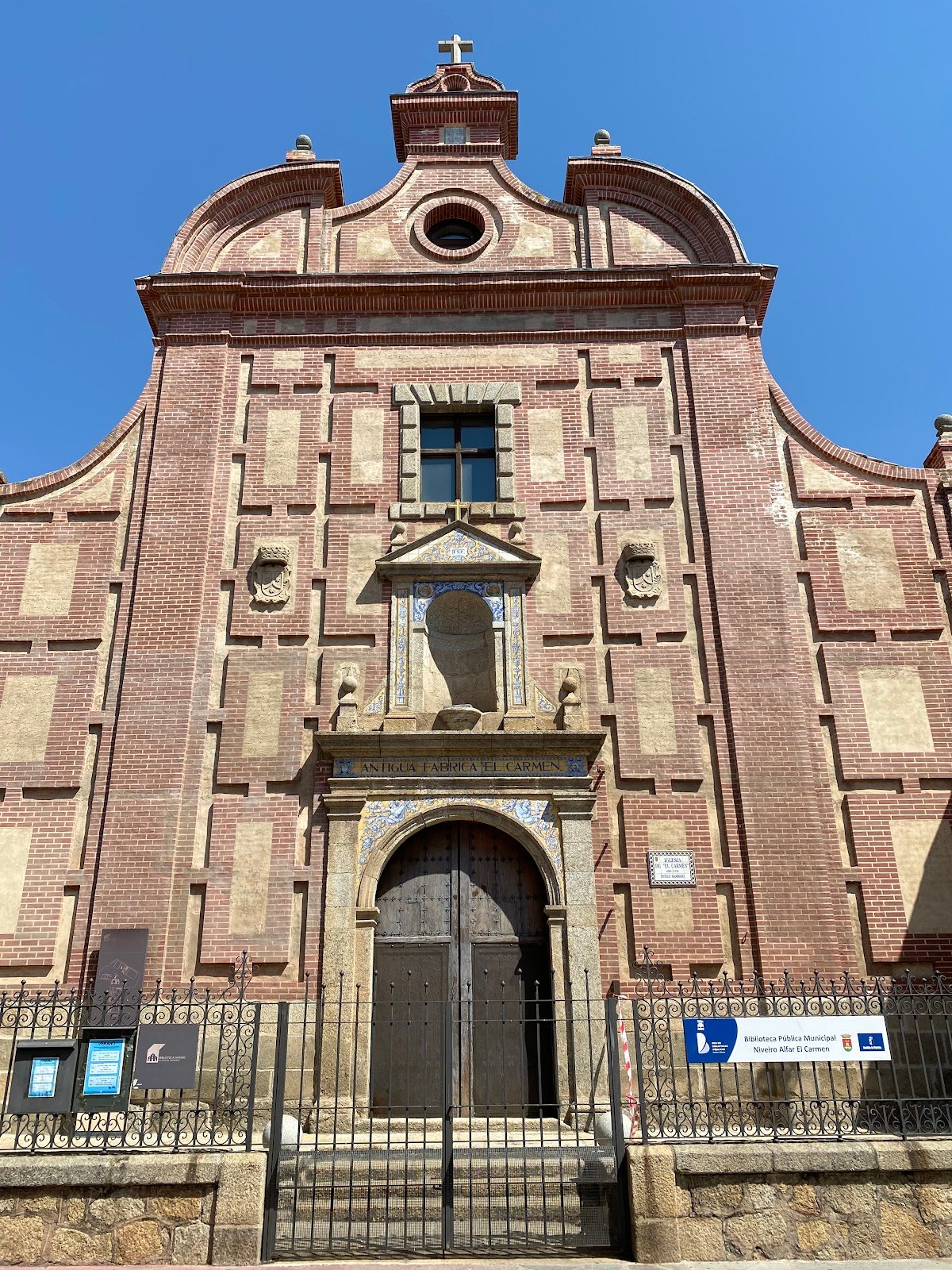 Biblioteca Niveiro Alfar El Carmen